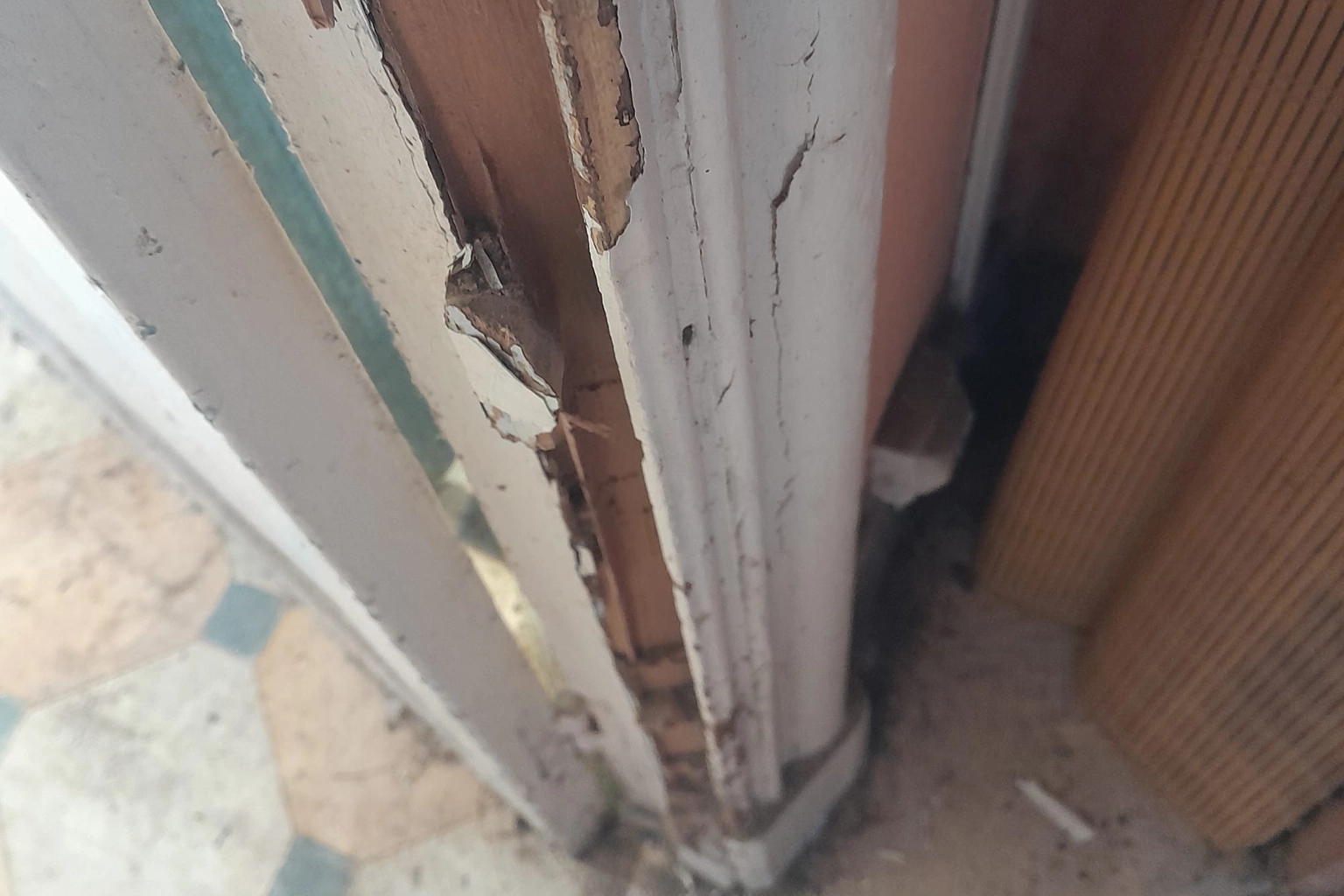 Huisserie en bois présentant des dégâts causés par les termites